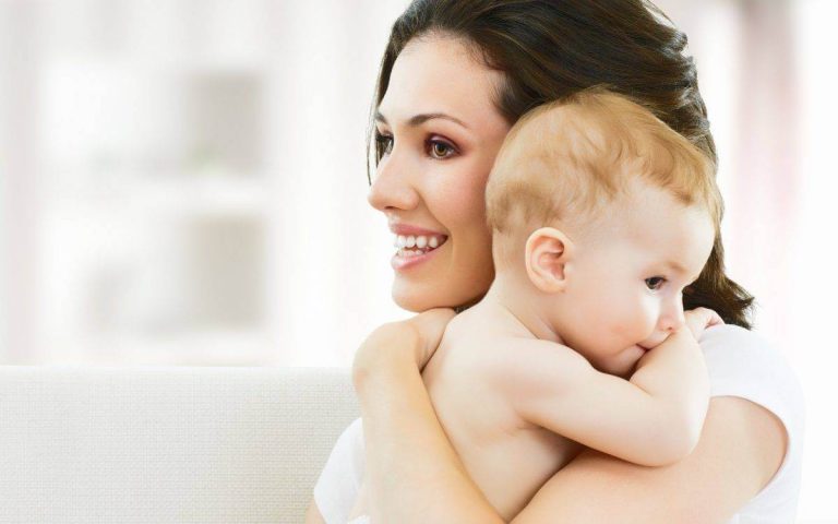 Vaak te knuffelen Moeder en baby knuffelen