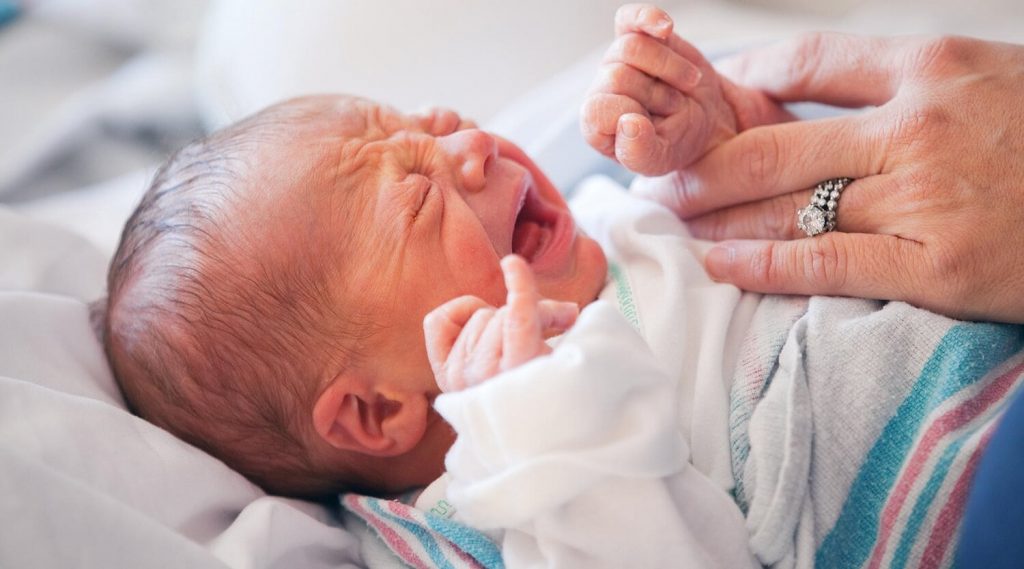 Hoe kalmeer je een baby met koliek