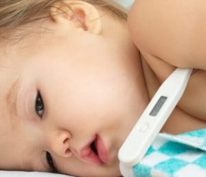 9 makkelijke tips om je baby's temperatuur omlaag te brengen