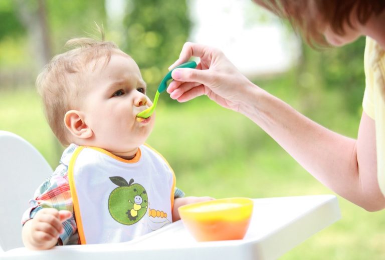 Moeder geeft baby puree