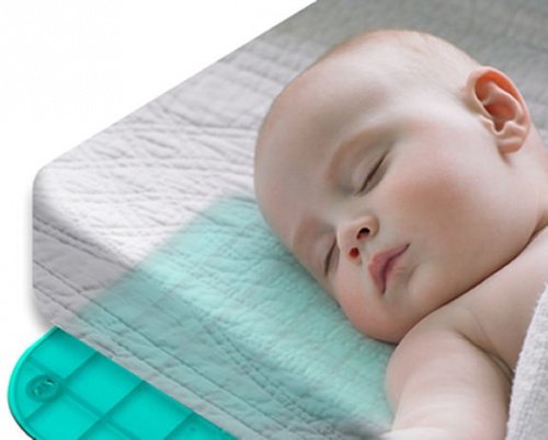 Baby slaapt op matras