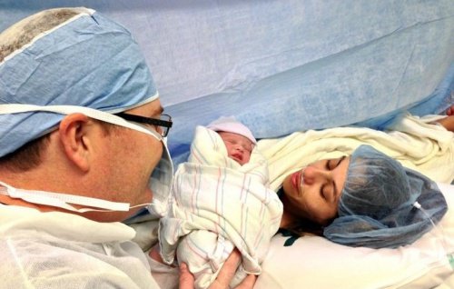 Moeder en baby in verloskamer