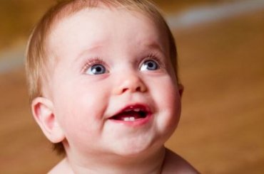 De negende levensmaand: lachende baby
