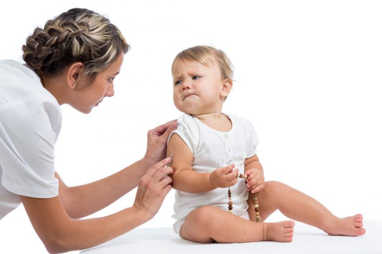 Baby krijgt vaccinatie