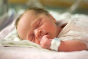 8 tips voor wanneer je op bezoek gaat bij een pasgeboren baby
