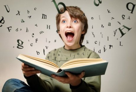 Jongen met allemaal letters om zich heen