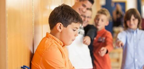 Jongen wordt gepest op school