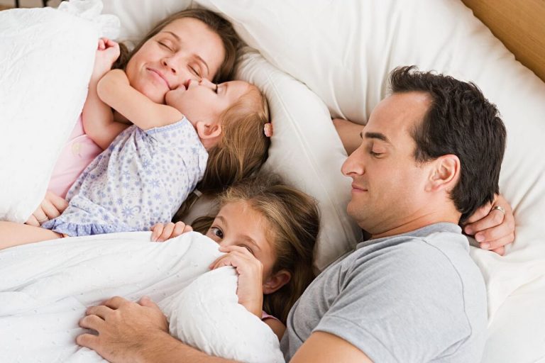 Familie samen in bed