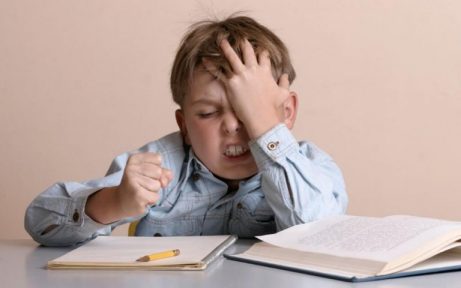 Kind is gefrustreerd door huiswerk