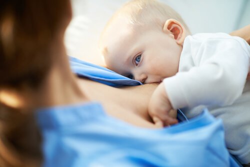 Geelzucht bij pasgeborenen: baby krijgt borstvoeding 