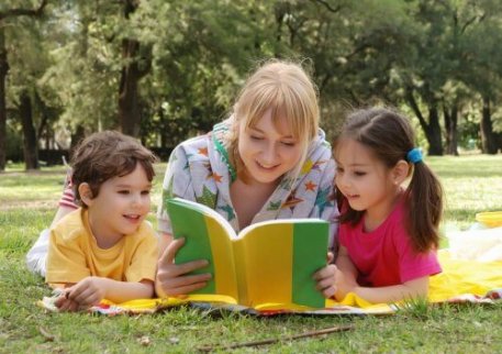 Moeder leest twee kinderen voor
