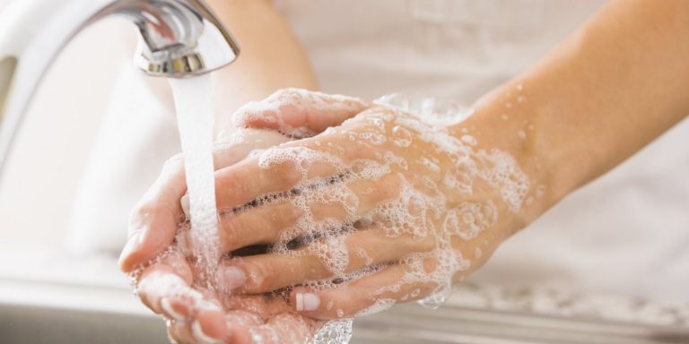 Het wassen van de handen met water en zeep