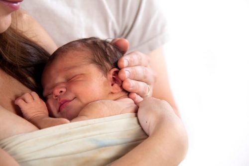 De hechtingstheorie: waarom is het belangrijk om je baby vaak te knuffelen?