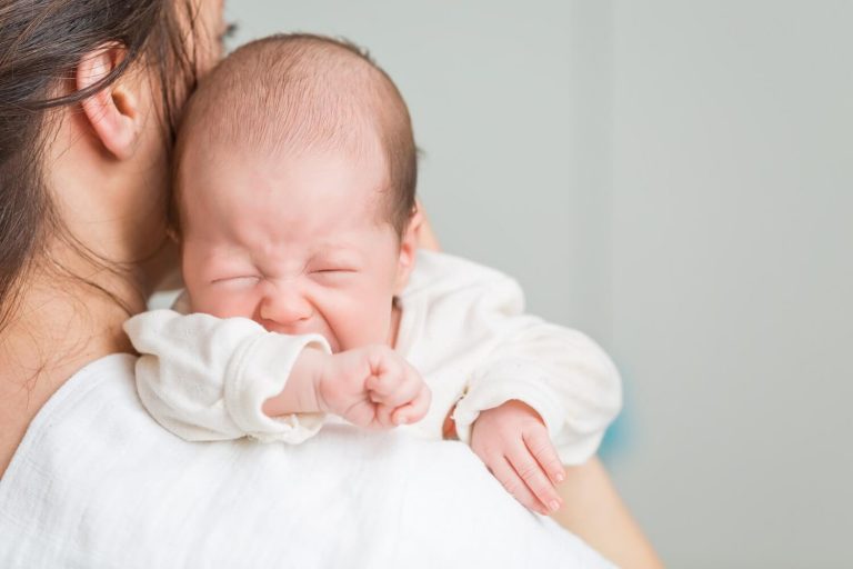 Moeder met huilende baby
