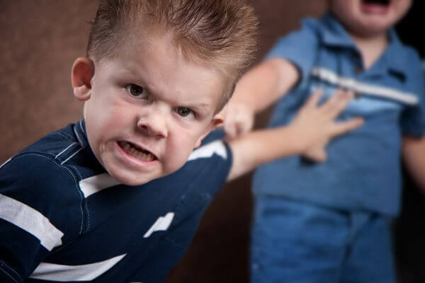 Jongen duwt andere jongen