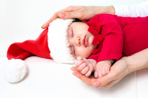 Slapende baby met kerstmuts op