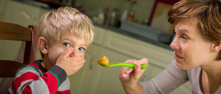 Moeder dwingt zoon te eten