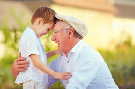 Lachende opa met kleinkind