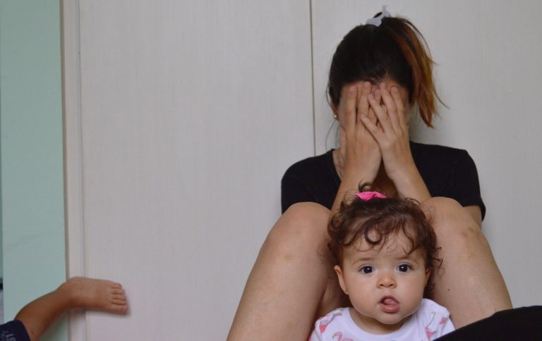 Moeder huilt tegen de muur