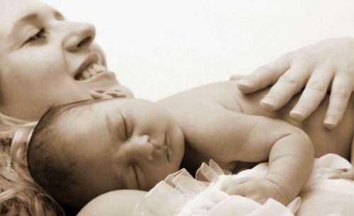 Waarom baby's altijd vastgehouden willen worden