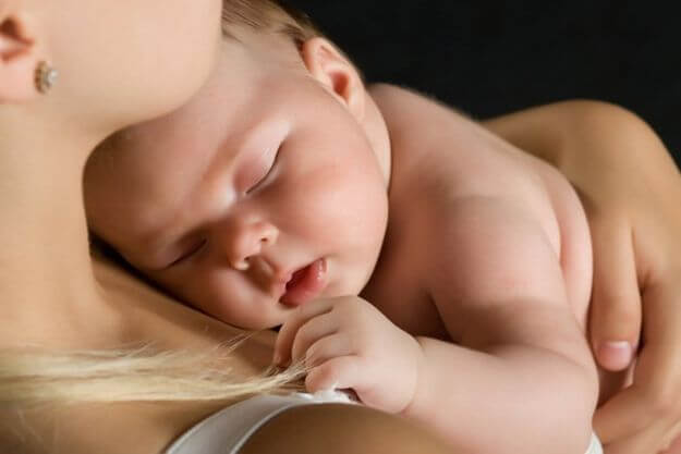 De reden waarom baby's altijd vastgehouden willen worden