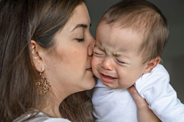 Op de grond valt Baby wordt getroost door moeder