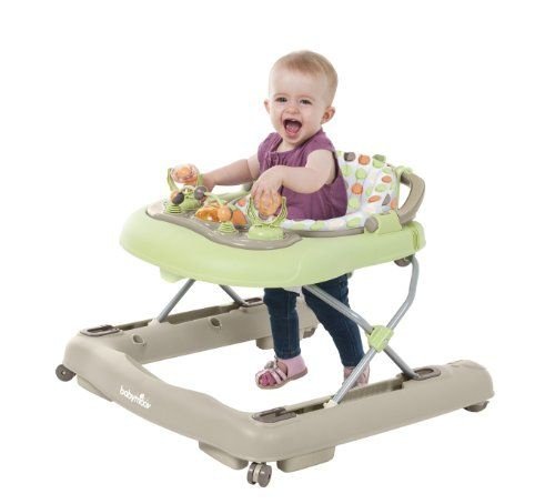 Meisje met open mond in loopstoel