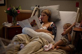 Moeder geeft borstvoeding