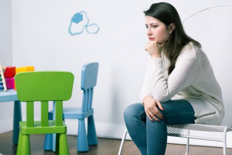 Moeder staart voor zich uit