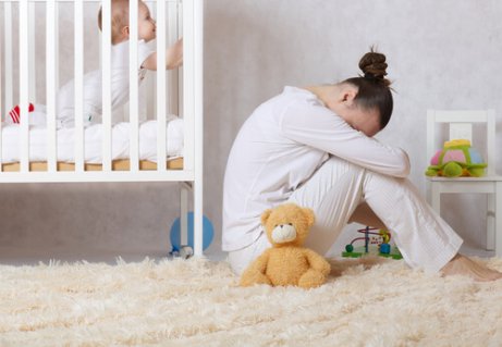Een postnatale depressie: oorzaken, symptomen en behandeling