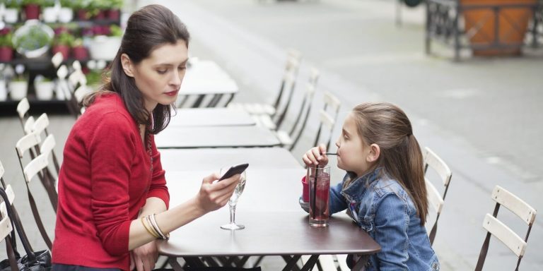 Moeder kijkt alleen naar mobiel