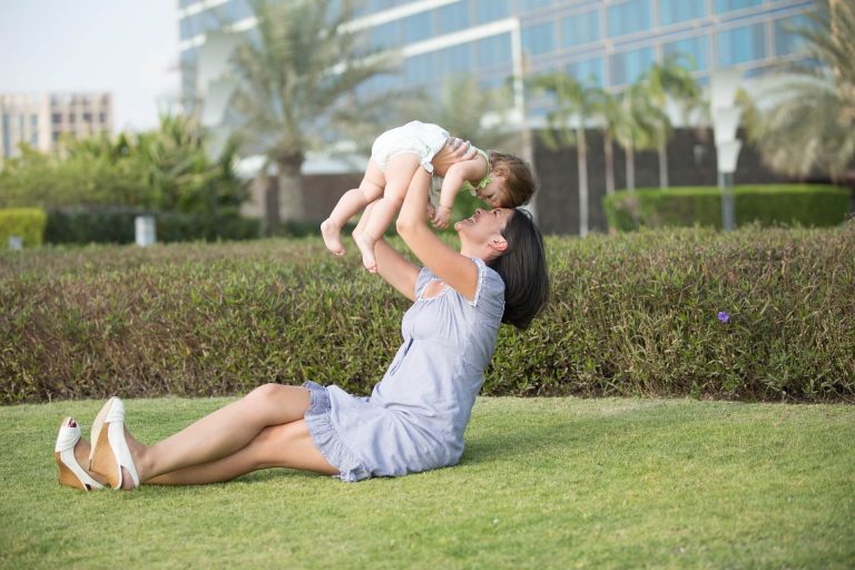 Moeder en kind op het gras
