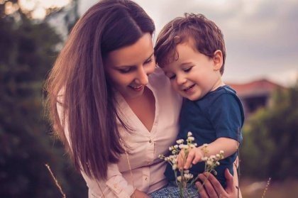 Tips van moeders - moeder en zoon pukken bloemen