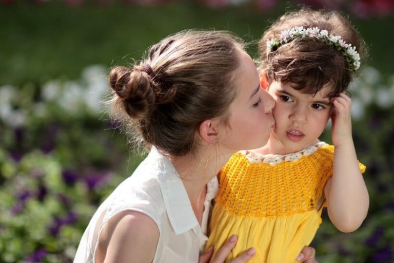 Kinderen hebben het recht Vrouw kust een kind