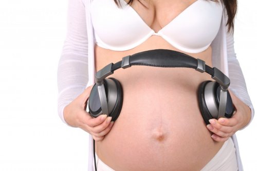 Zwangere buik met koptelefoon