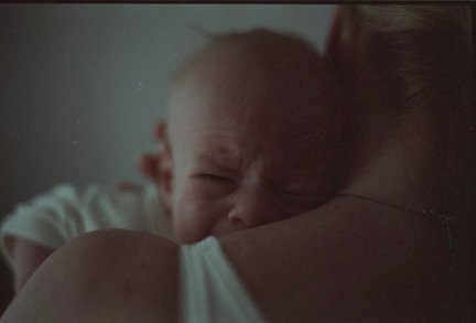 Huilende baby bij moeder