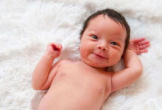 Jouw baby's eerste dagen: lachende baby