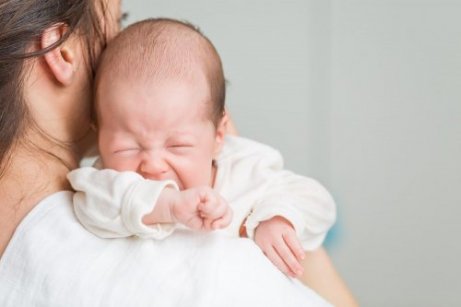 Mijn baby overgeven Baby huilt bij moeder