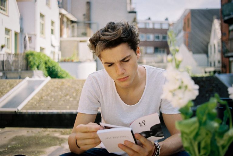 Puberjongen leest een boek