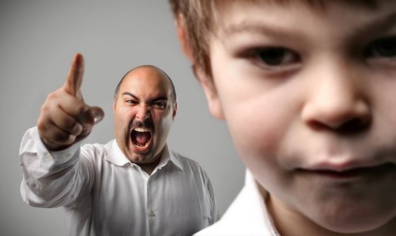 Schadelijke ouders Vader schreeuwt tegen zoon