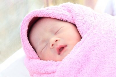Baby in roze deken