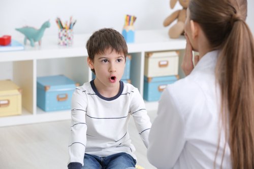 Kind nog niet praat Kind oefent met praten