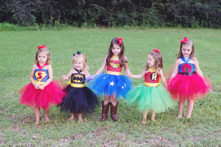 Meisjes verkleed als superheldinnen