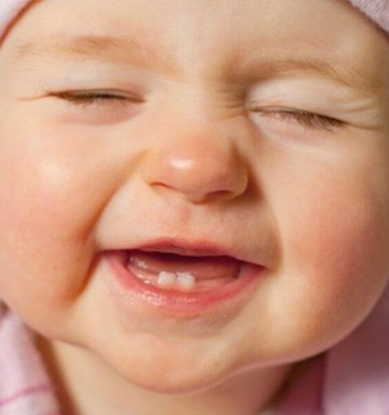 Symptomen dat baby's eerste tandje doorkomt.