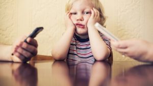 Je mobiele telefoonverslaving doet je kind pijn
