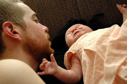 Huilende baby met vader