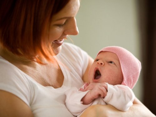 Mama houdt haar baby vast