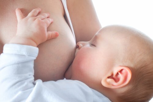 Baby krijgt de borst