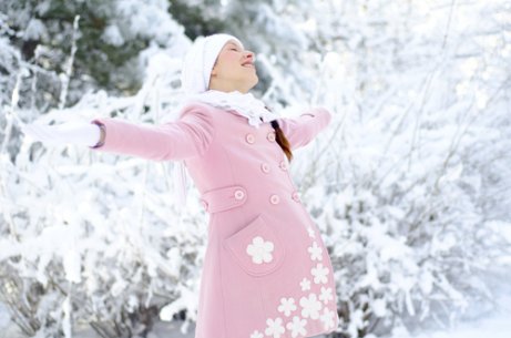De voor- en nadelen van in de winter bevallen