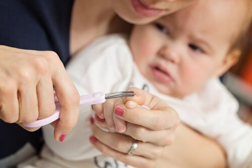 De nagels knippen om voor je baby te zorgen
